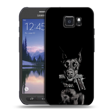 Пластиковый чехол на Samsung Galaxy S6 Active с принтом Доберман и пистолет Пластиковый чехол на Samsung Galaxy S6 Active с принтом Доберман и пистолет