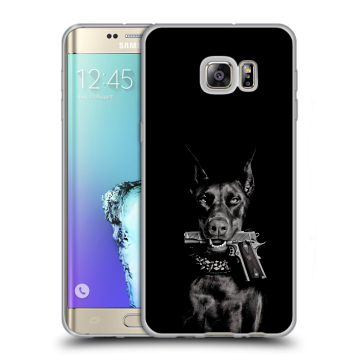 Пластиковый чехол на Samsung Galaxy S6 Edge Plus с принтом Доберман и пистолет Пластиковый чехол на Samsung Galaxy S6 Edge Plus с принтом Доберман и пистолет