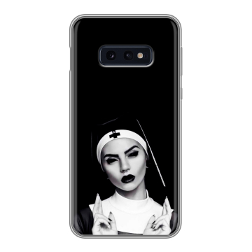 Силиконовый чехол на Samsung Galaxy S10e с принтом монашка Силиконовый чехол на Samsung Galaxy S10e с принтом монашка