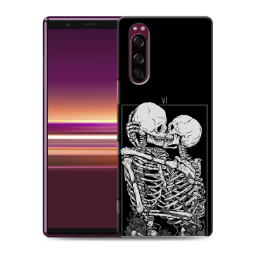 Силиконовый чехол на Sony Xperia 5 с принтом Поцелуй скелетов