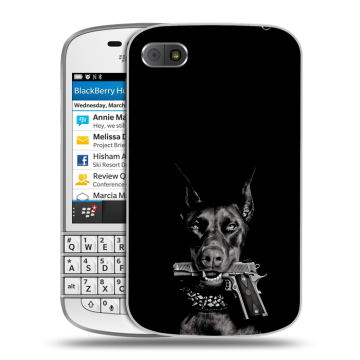 Пластиковый чехол на BlackBerry Q10 с принтом Доберман и пистолет Пластиковый чехол на BlackBerry Q10 с принтом Доберман и пистолет