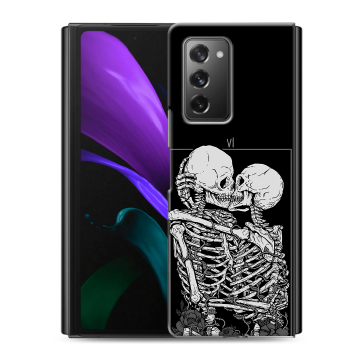 Пластиковый чехол на Samsung Galaxy Z Fold 2 с принтом Поцелуй скелетов