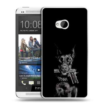 Пластиковый чехол на HTC One (M7) Dual SIM модель 2013 год с принтом Доберман и пистолет