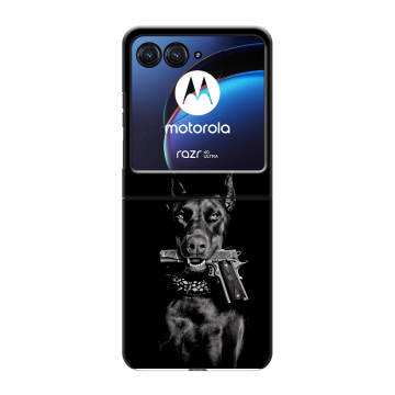Пластиковый чехол на Motorola Razr 40 Ultra с принтом Доберман и пистолет