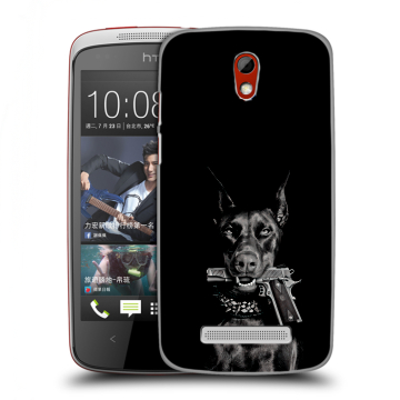 Пластиковый чехол на HTC Desire 500 с принтом Доберман и пистолет