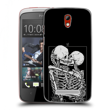 Пластиковый чехол на HTC Desire 500 с принтом Поцелуй скелетов