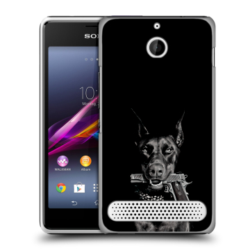 Пластиковый чехол на Sony Xperia E1 с принтом Доберман и пистолет Пластиковый чехол на Sony Xperia E1 с принтом Доберман и пистолет