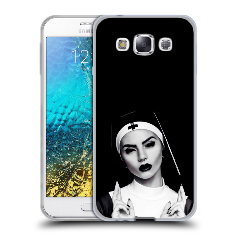 Силиконовый чехол на Samsung Galaxy E5 с принтом монашка Силиконовый чехол на Samsung Galaxy E5 с принтом монашка